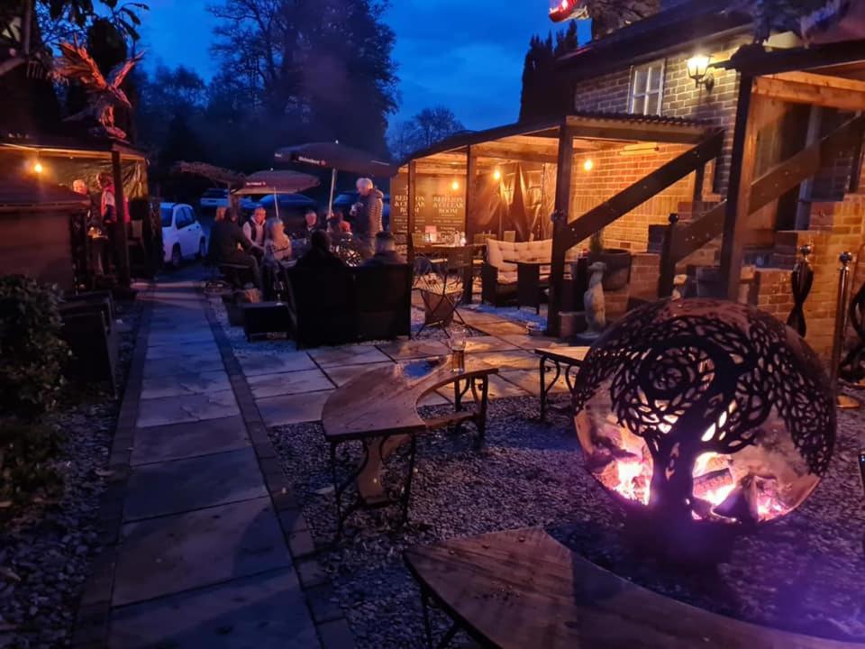 The Red Lion & Cellar Room, Betchworth Luaran gambar